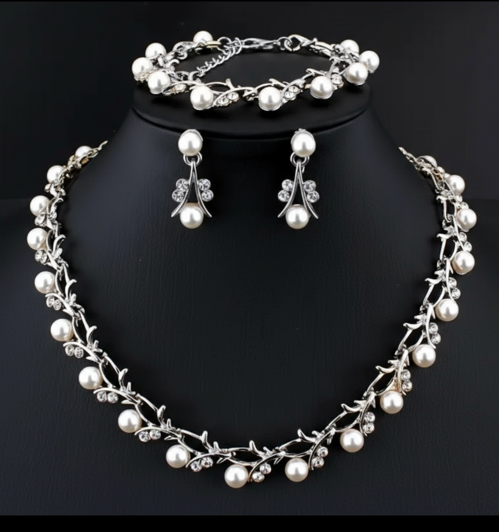 3 piece shiny luxurious Elegant Necklace pendant +Earrings